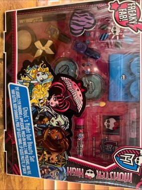 Monster High Ghoul’s Night Out beauty set - pink, purple, blue